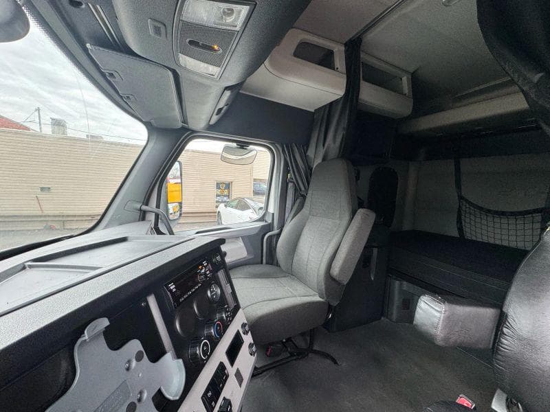 2020 Freightliner Cascadia image 18