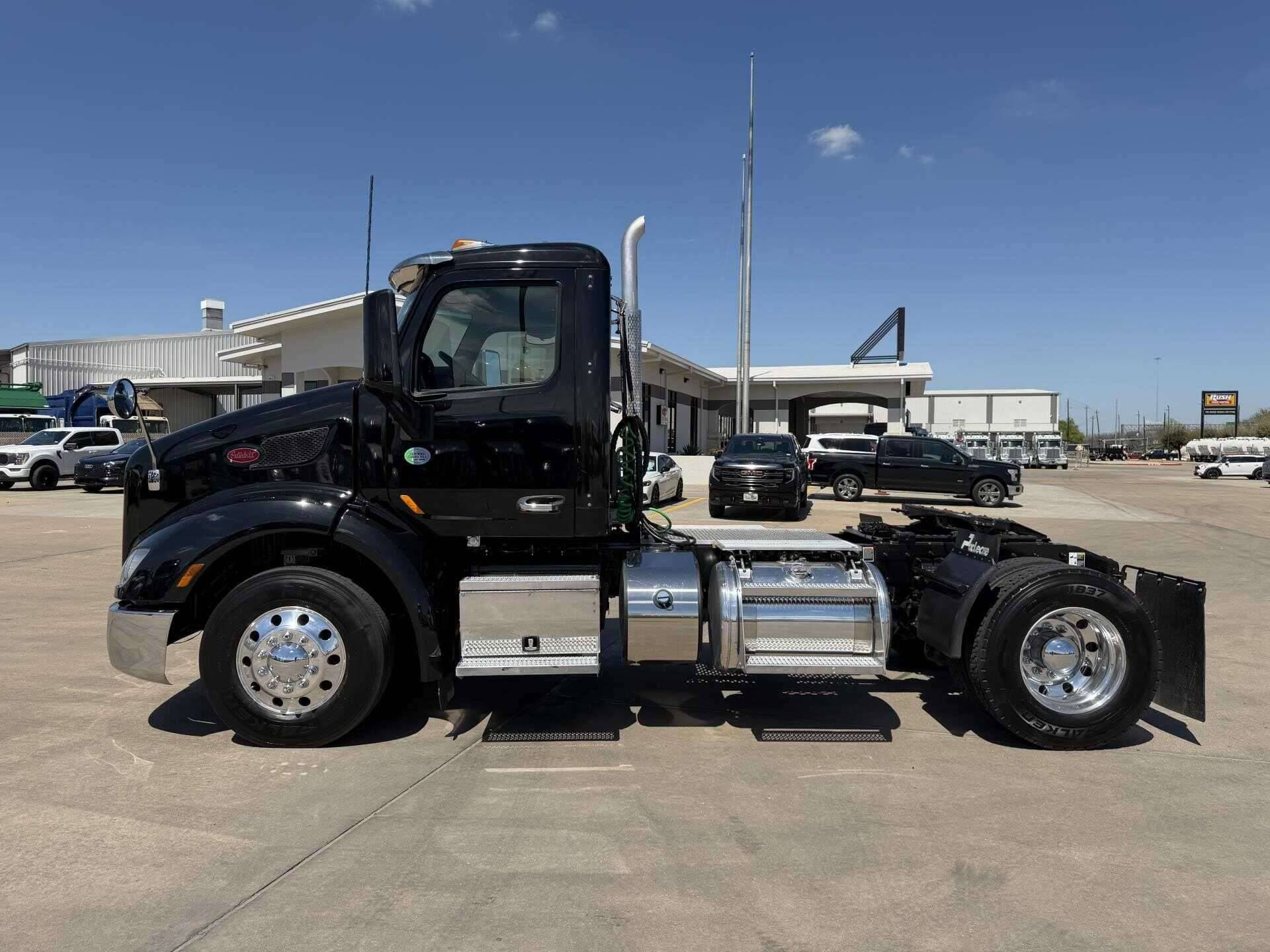 2021 Peterbilt 579 image 2
