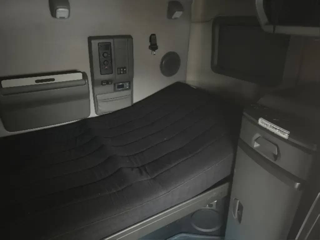 2022 Volvo VNL image 7