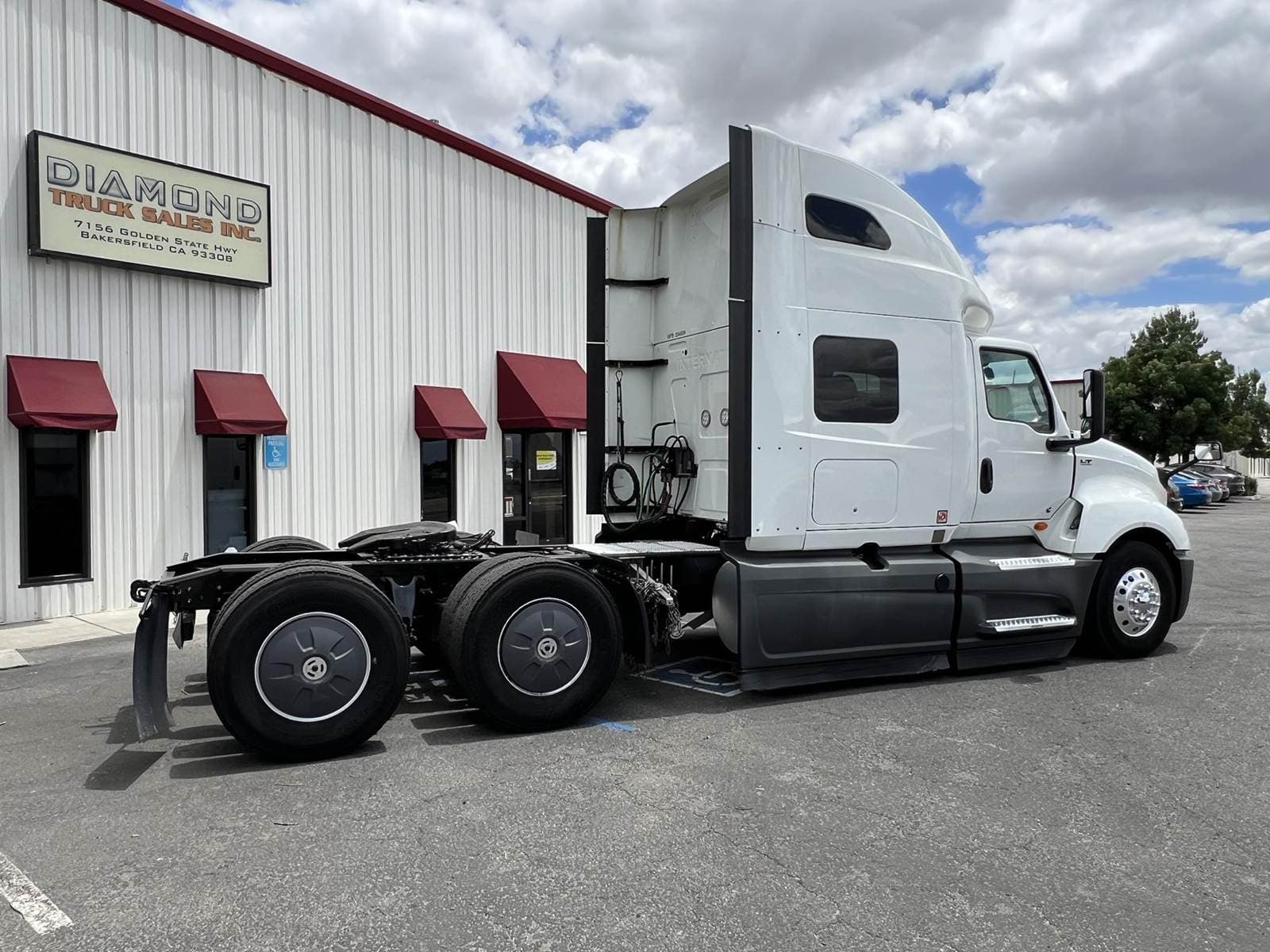 2022 International LT Sleeper Semi Truck - Raised Roof Sleeper, Cummins 450HP, Automatic image 9
