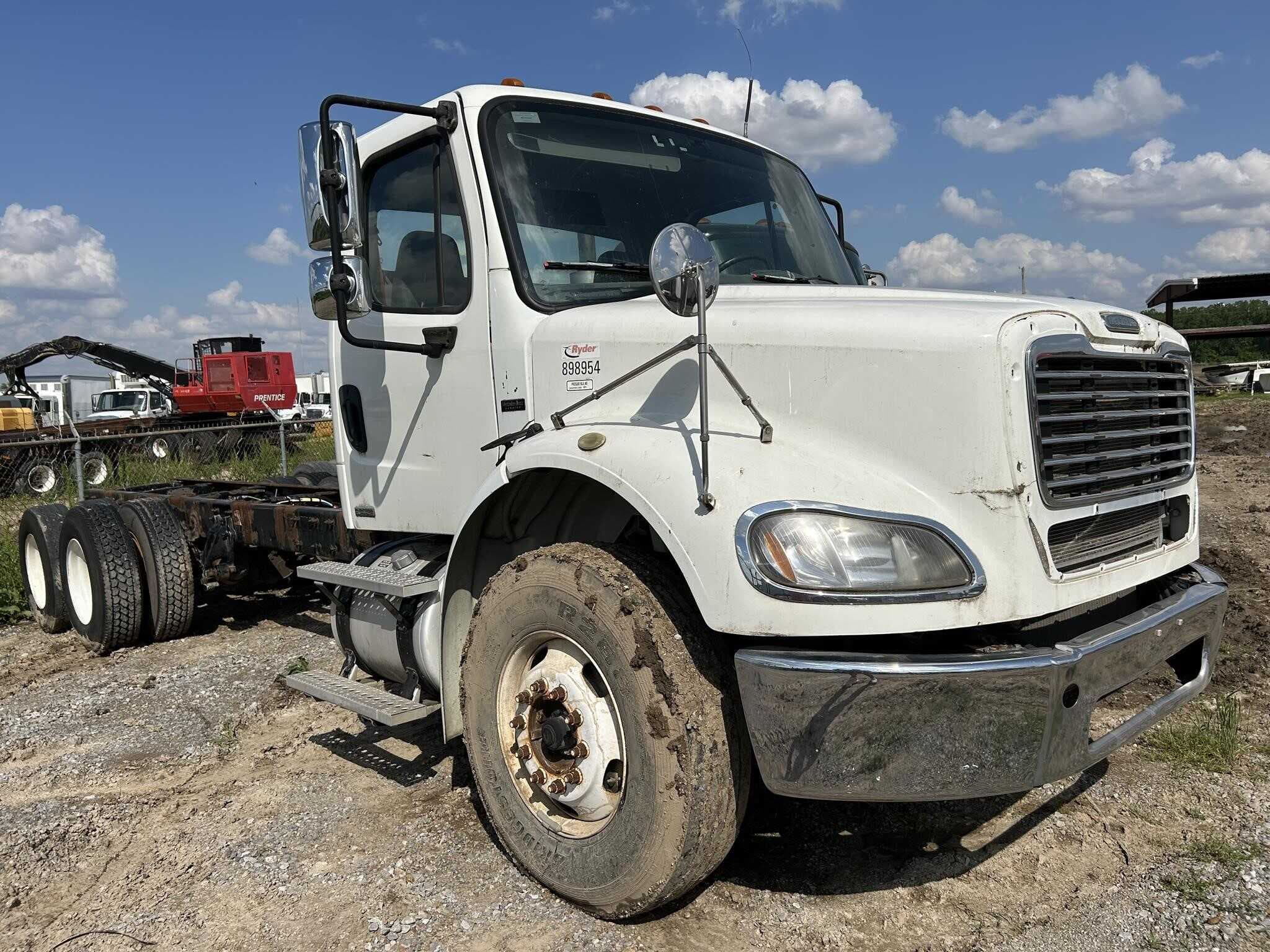 2010 Freightliner M2 112 image 1