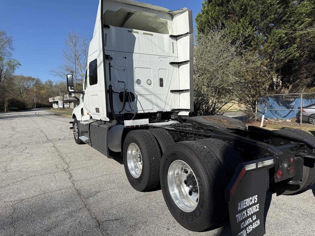 2018 International LT625 image 9