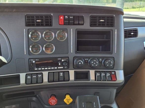 2025 Kenworth T880 image 16