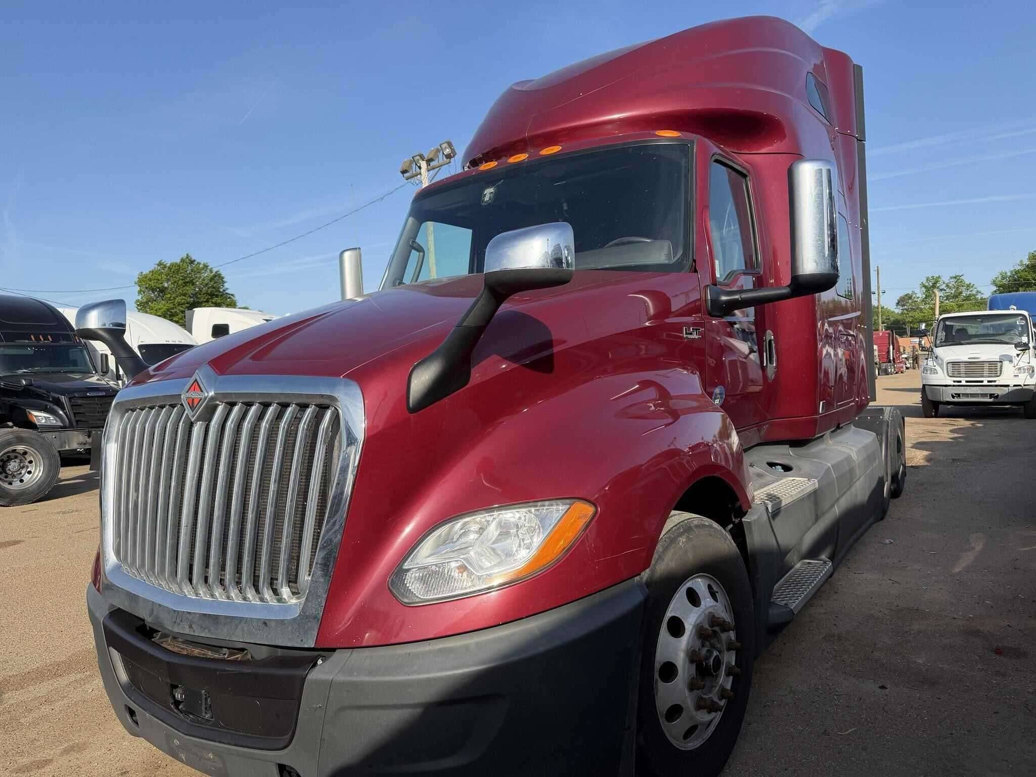 2020 International LT625 image 2