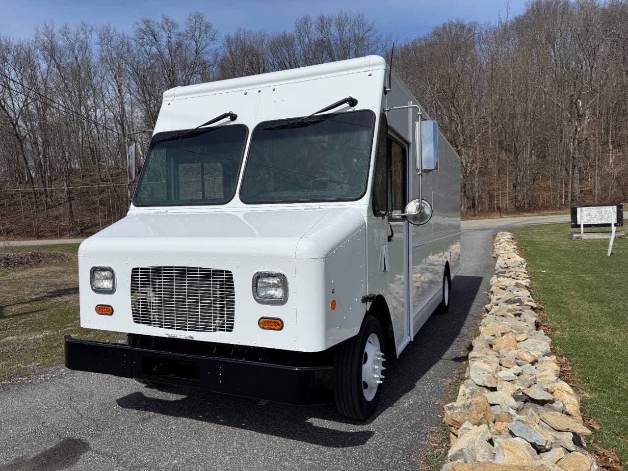 2021 Ford Stripped Chassis image 6