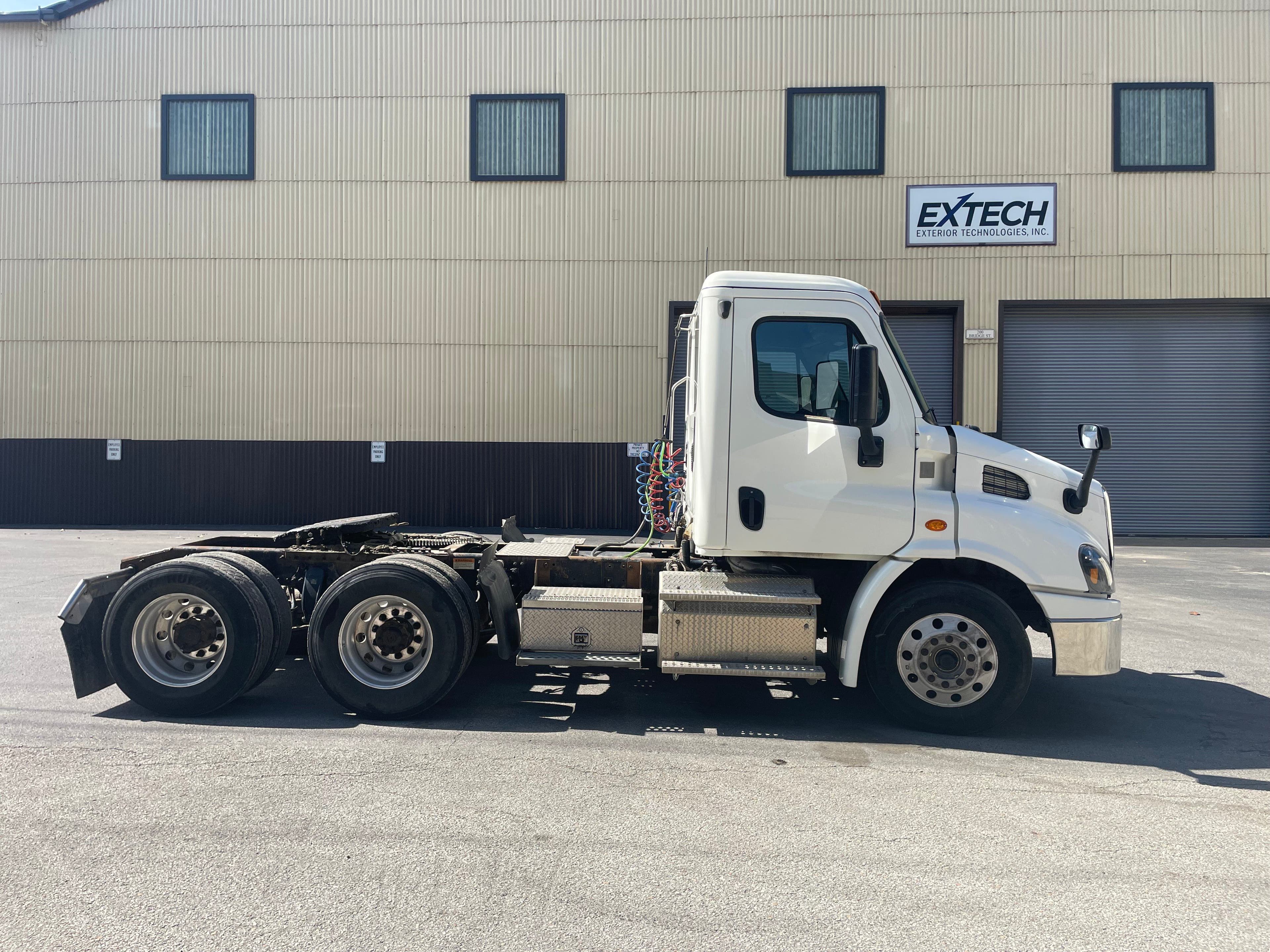 2015 Freightliner Cascadia 125 image 2