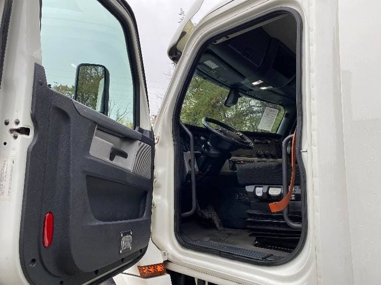 2019 Freightliner Cascadia 126 Day Cab Truck - 435HP, 12 Speed Automatic image 9