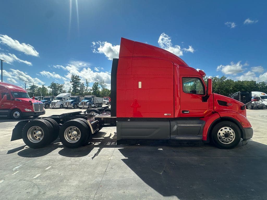 Used 2021 PETERBILT 579 image 8