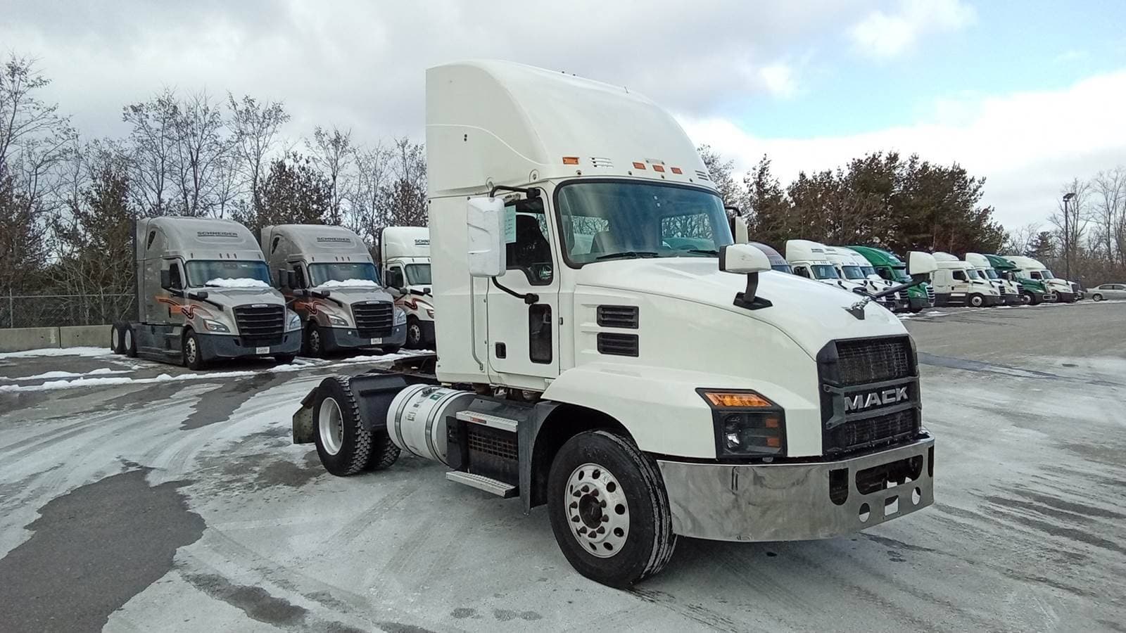 2019 Mack Anthem Single Axle Day Cab Truck - Mack MP7, Automatic image 2