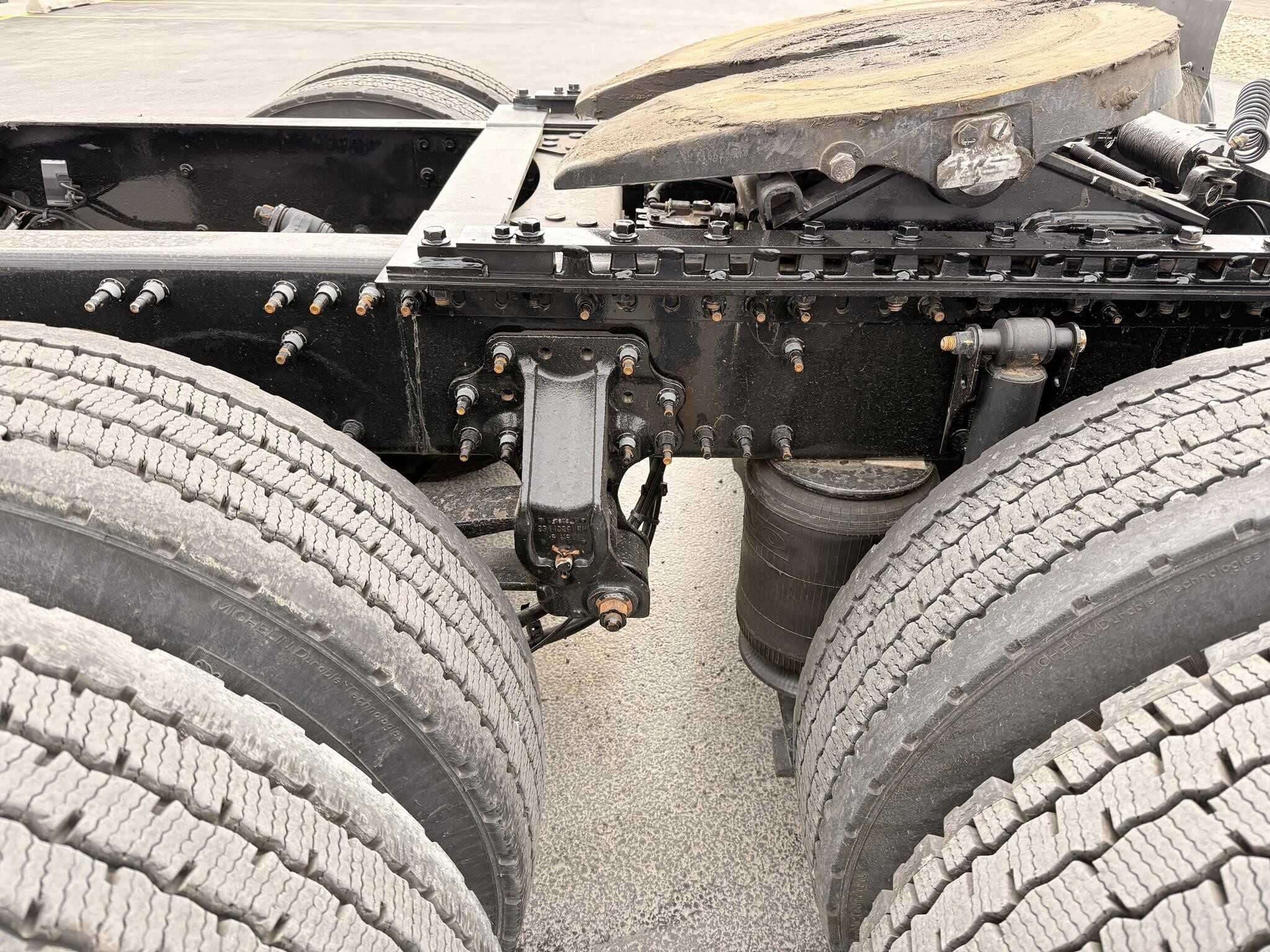 2020 Volvo VNR image 14