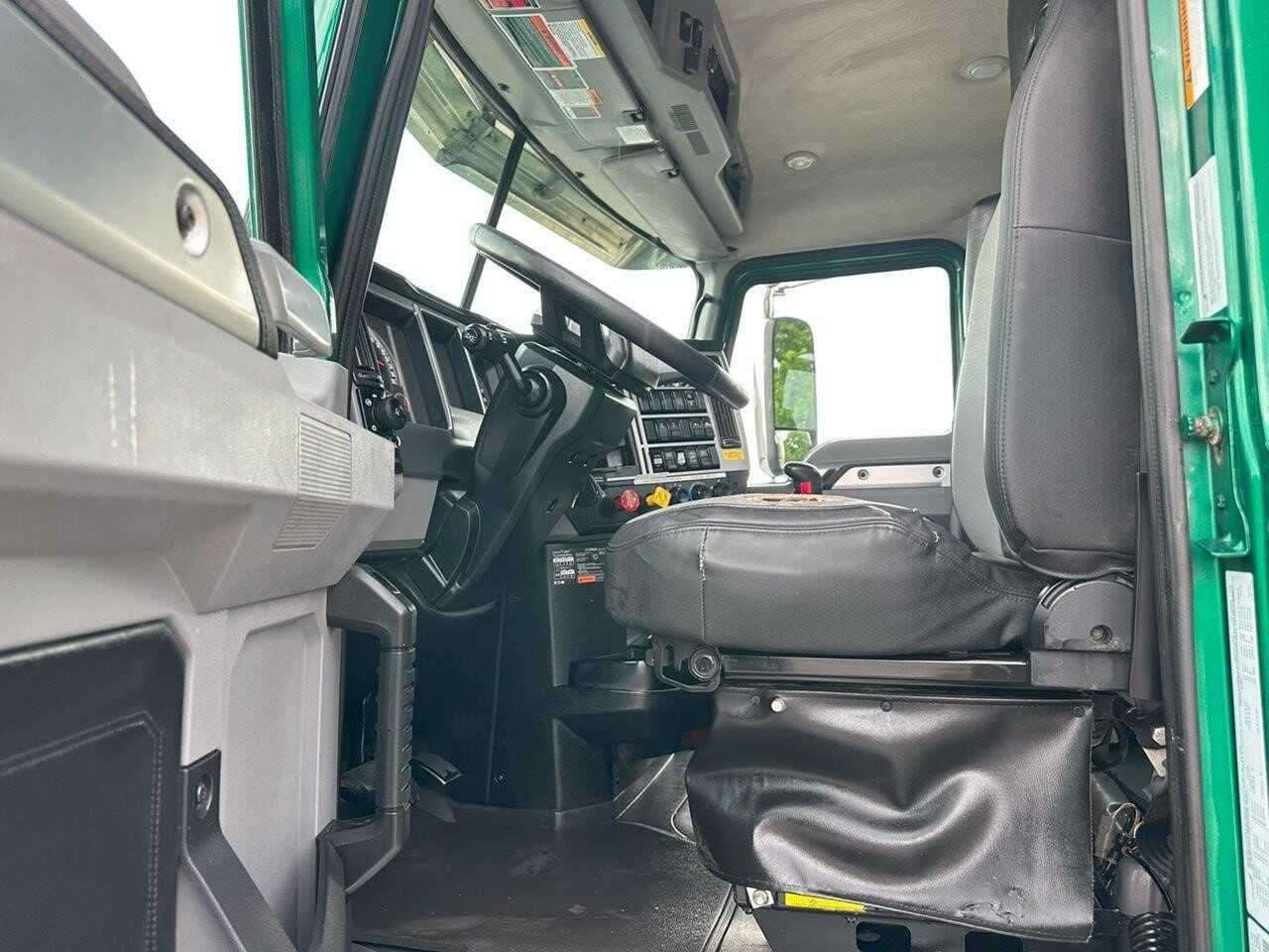 2021 Mack Pinnacle image 7