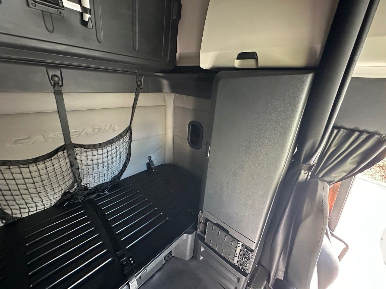 2019 Freightliner Cascadia 126 image 27
