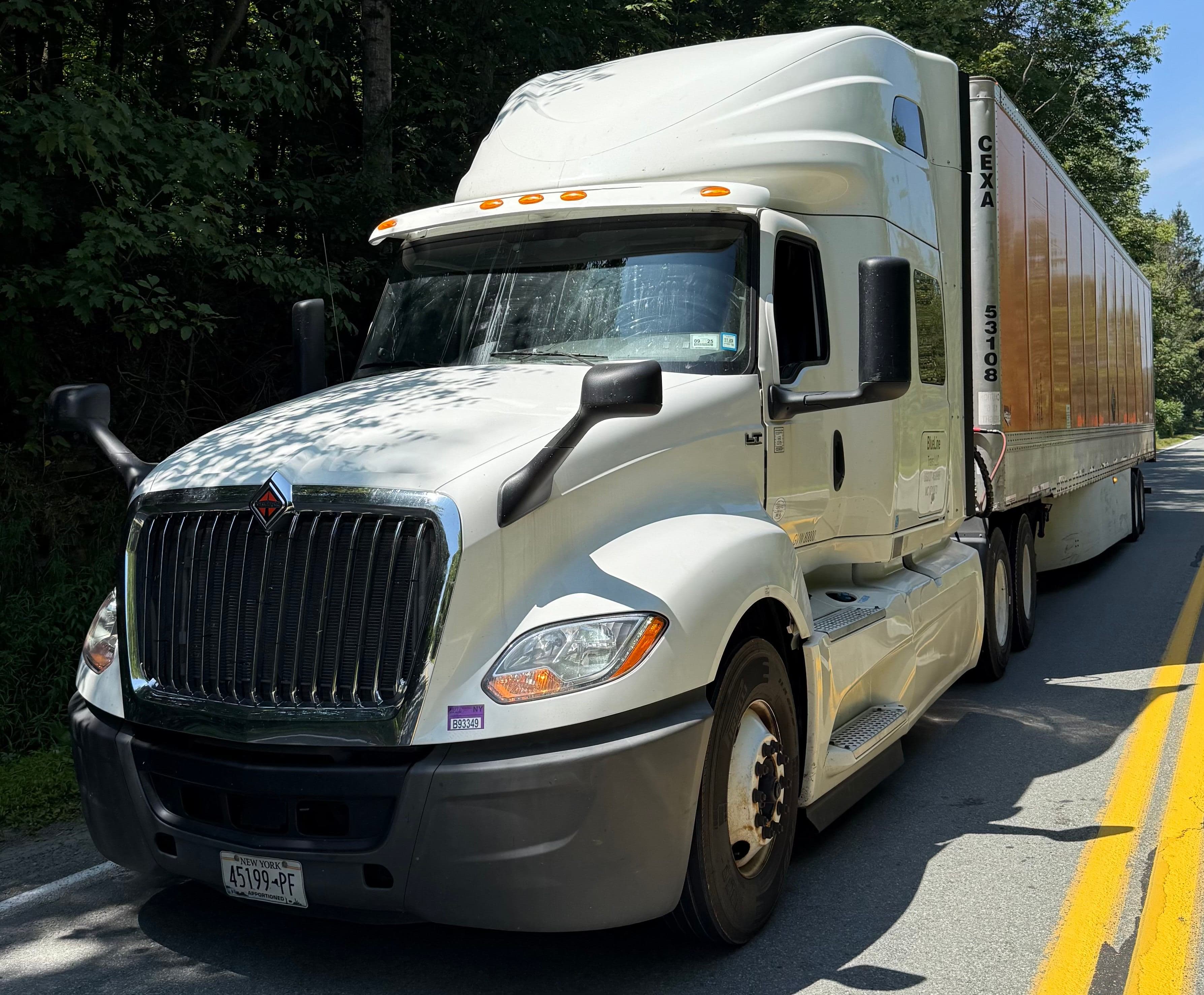 2019 International LT625 image 1