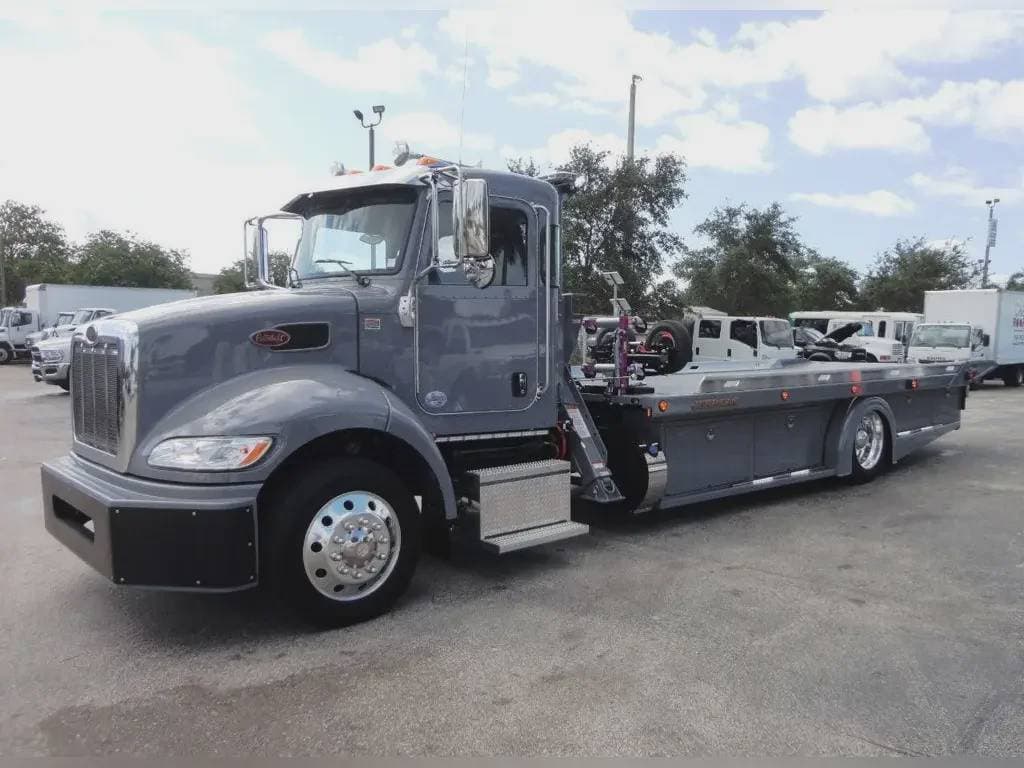 2022 Peterbilt 337 image 8
