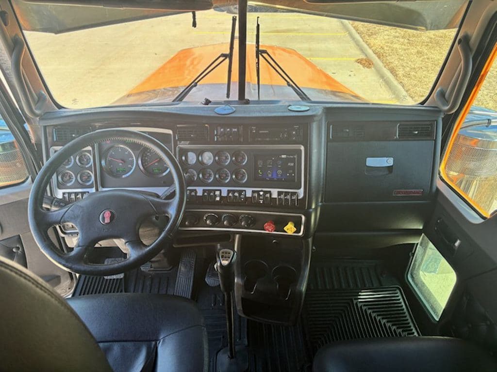 Used 2019 KENWORTH W900L image 2