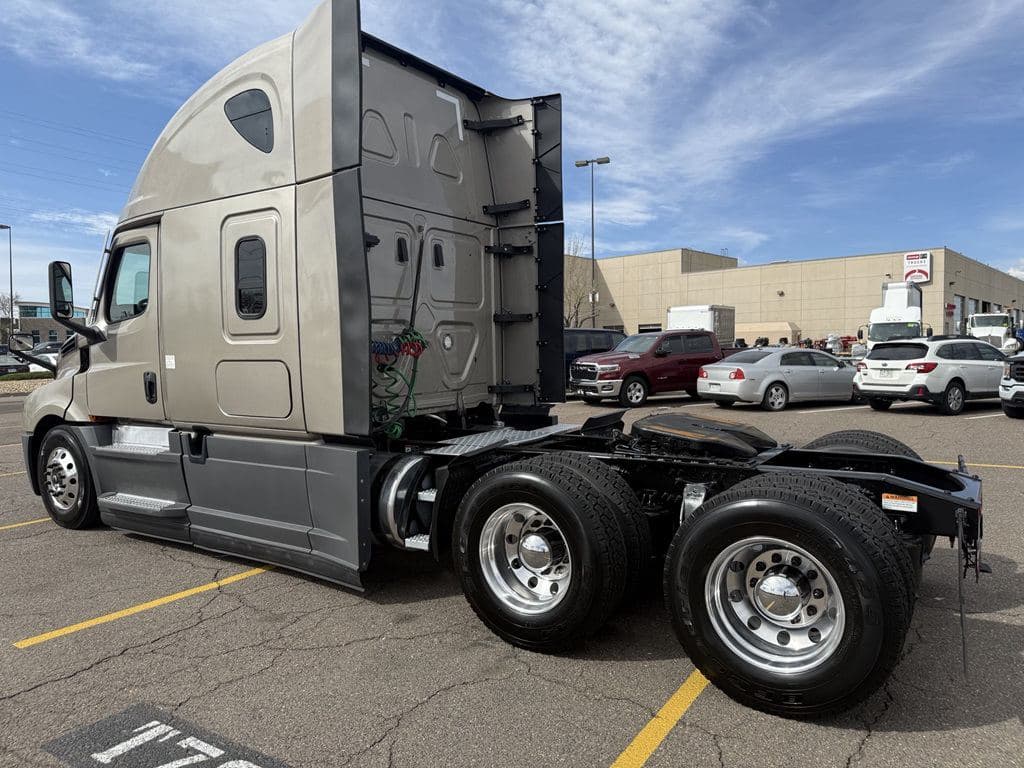 Used 2024 FREIGHTLINER PT126064ST image 11
