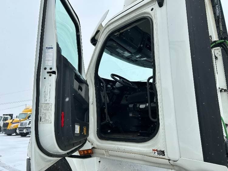 2019 Freightliner Cascadia 126 Day Cab Truck - 410HP, 10 Speed Manual image 9