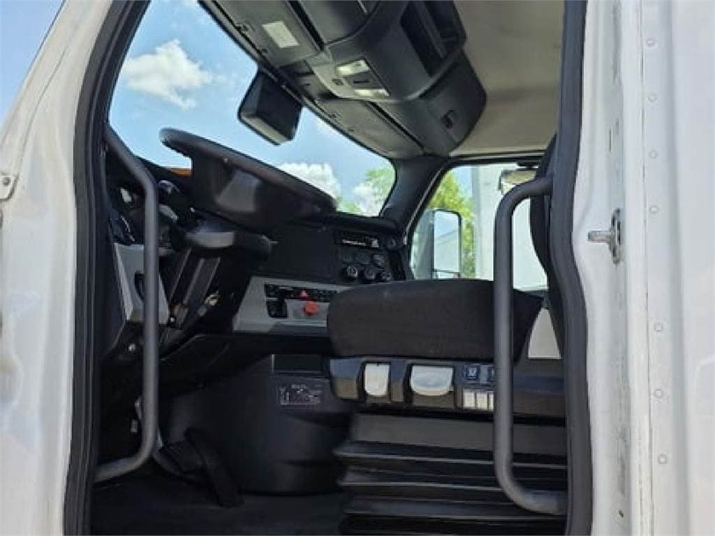 2020 Freightliner Cascadia 126 image 3