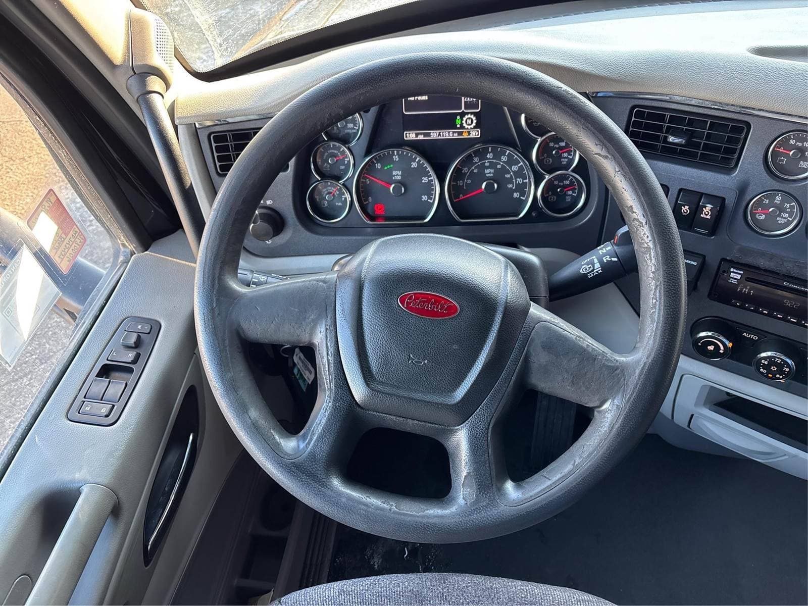 2021 Peterbilt 579 image 9