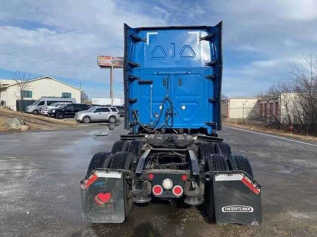 2022 Freightliner Cascadia 126 image 2