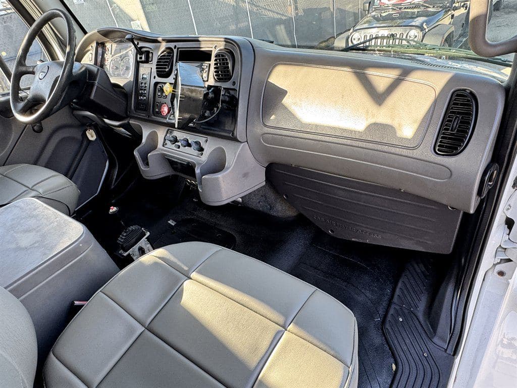 2015 Freightliner M2 106 image 53