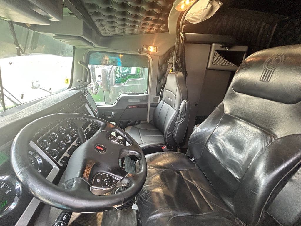 Used 2022 KENWORTH W900L image 9