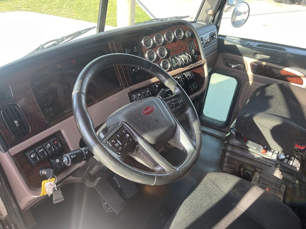 Used 2024 PETERBILT 389 image 20
