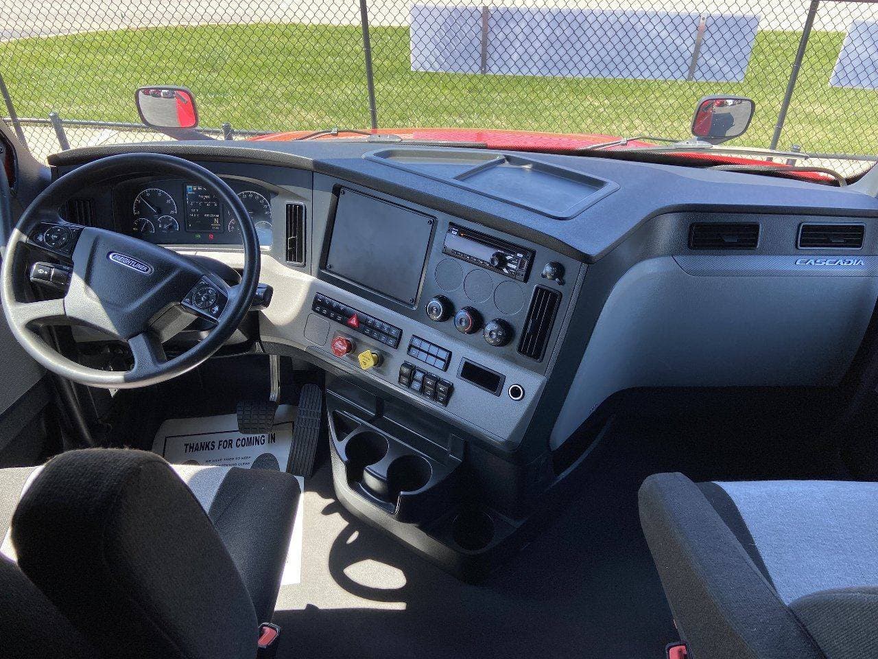 2022 FREIGHTLINER Cascadia CA126 ** Tandem Axle Sleeper image 12