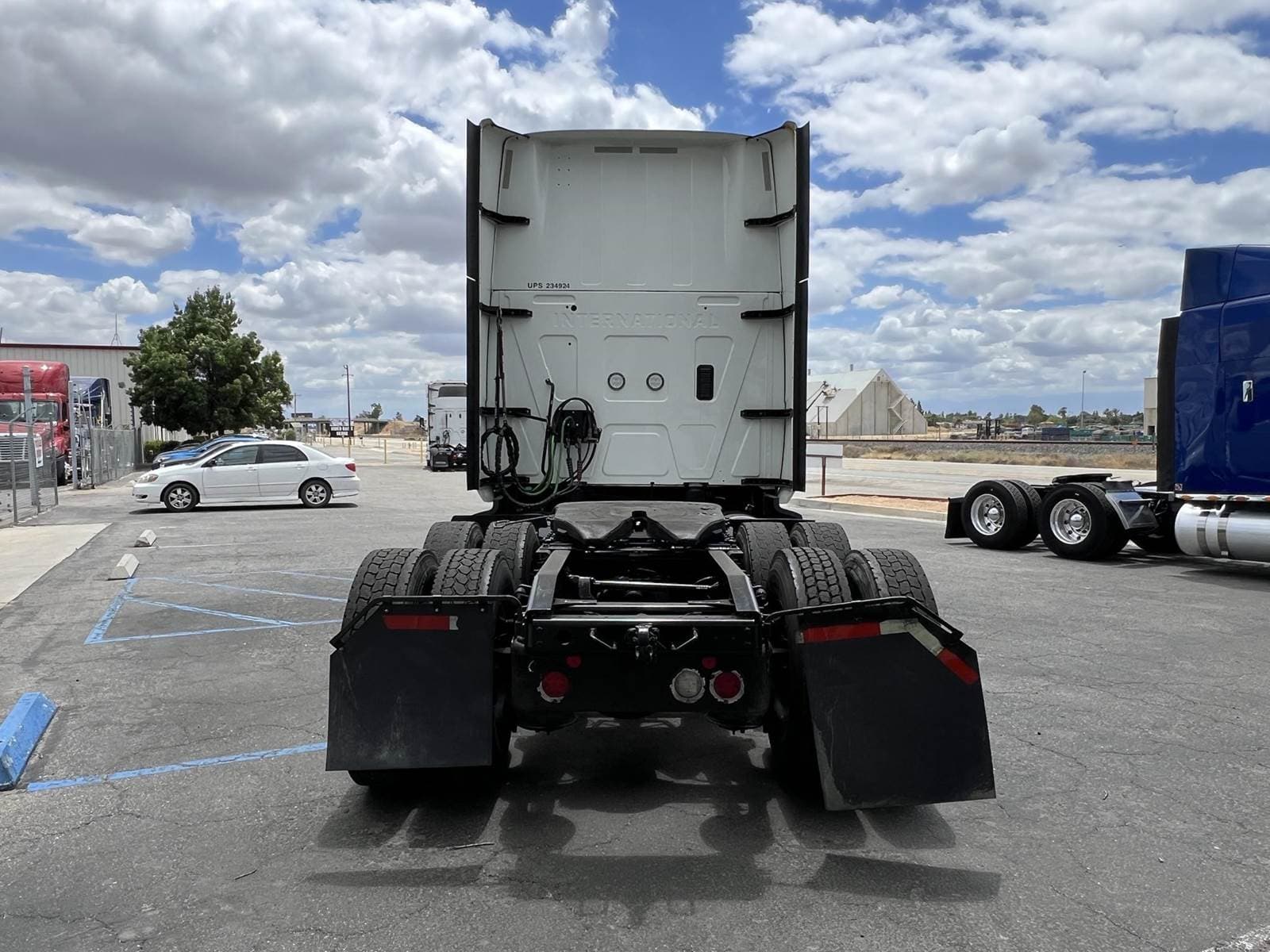 2022 International LT Sleeper Semi Truck - Raised Roof Sleeper, Cummins 450HP, Automatic image 7