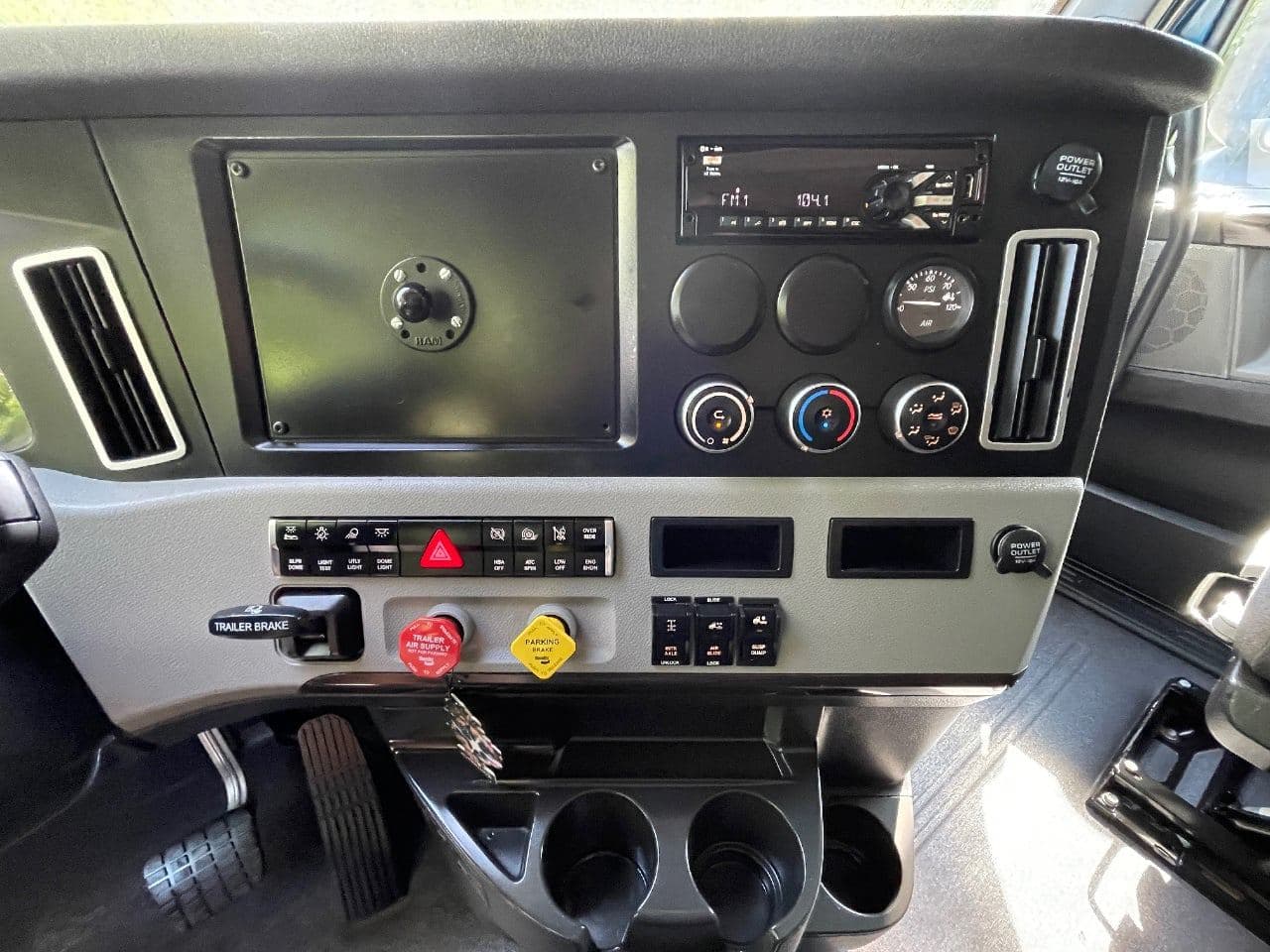 2020 Freightliner Cascadia 126 image 21