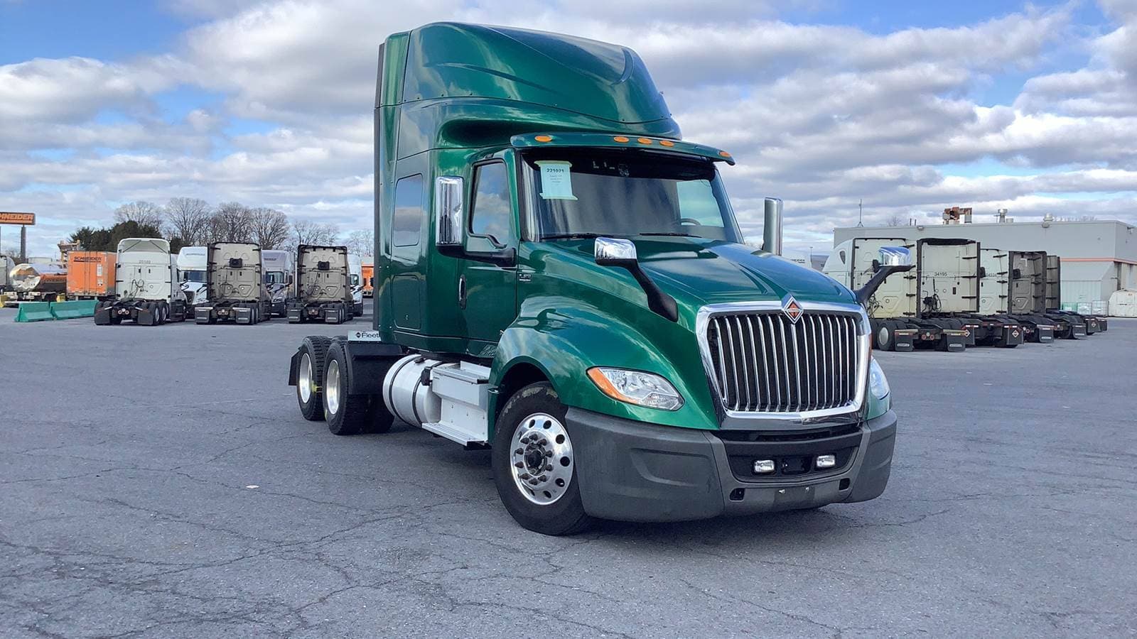 2021 International LT625 image 1