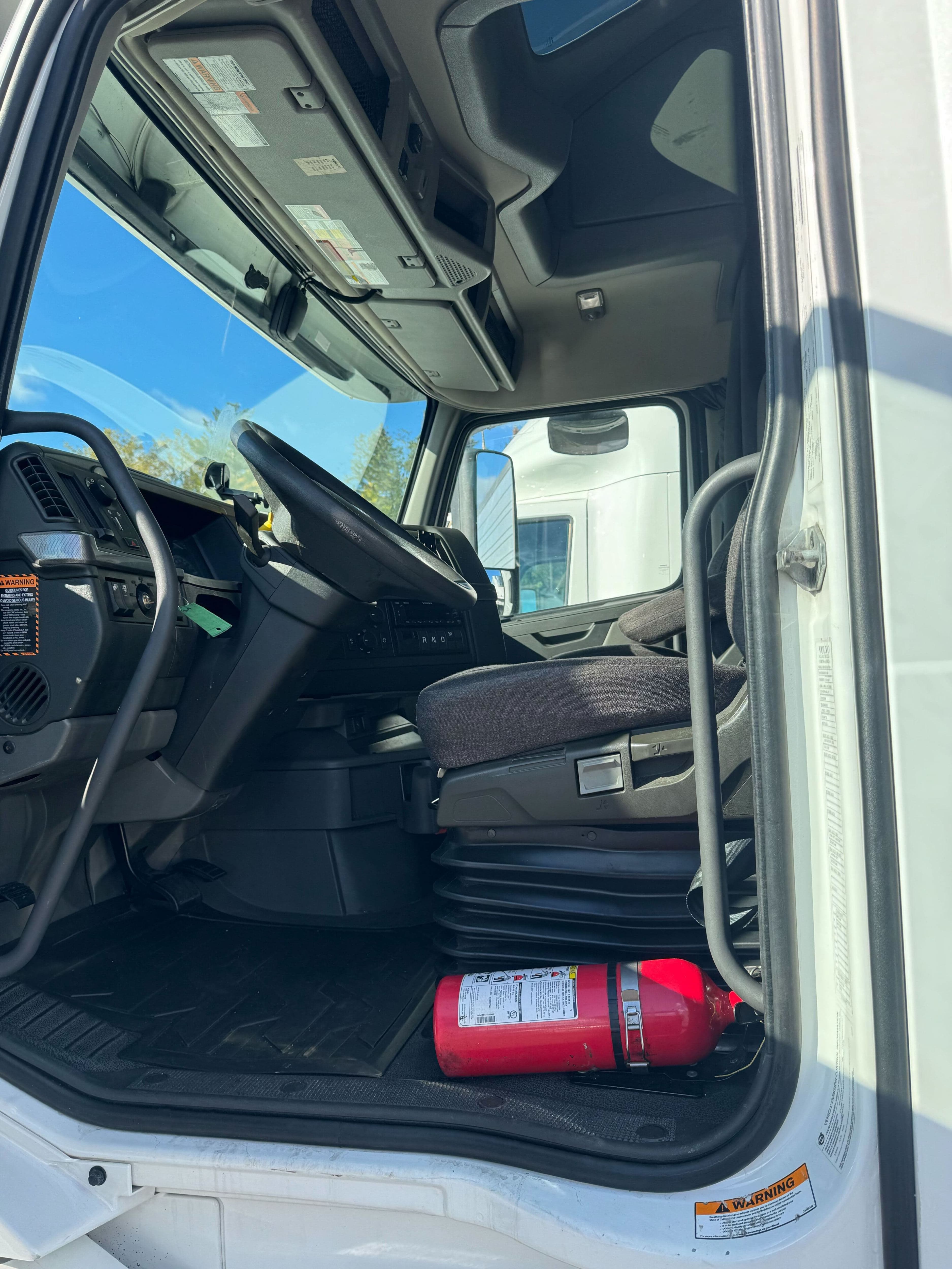 2022 Volvo VNL image 4