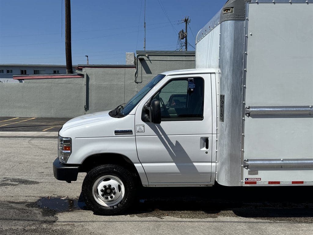 2022 Ford Commercial Vans image 6