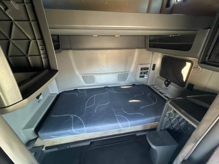 2022 International LT625 image 10