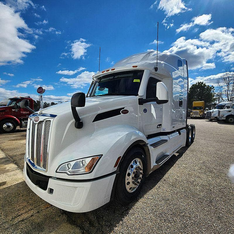 2024 Peterbilt 579 image 1