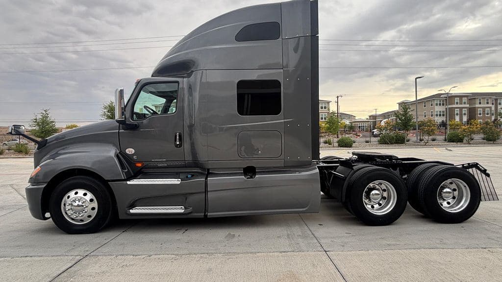Used 2021 INTERNATIONAL LT625 image 5