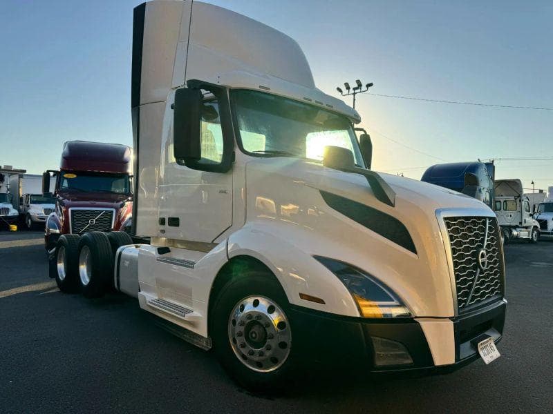 2020 Volvo VNL image 3