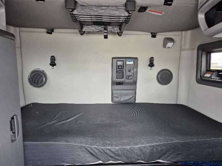 2023 Volvo VNL64760 image 7