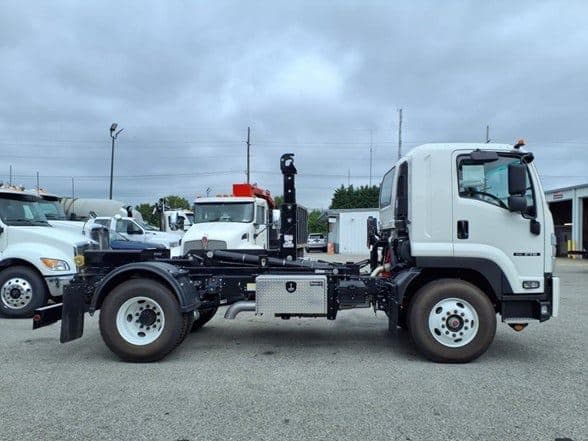 2025 Isuzu FTR image 3