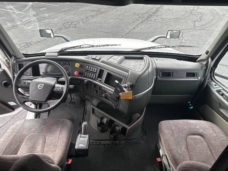 2022 Volvo VNL image 10