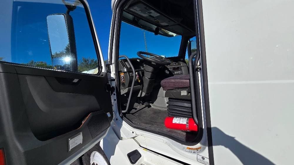 2022 Volvo VNL image 8