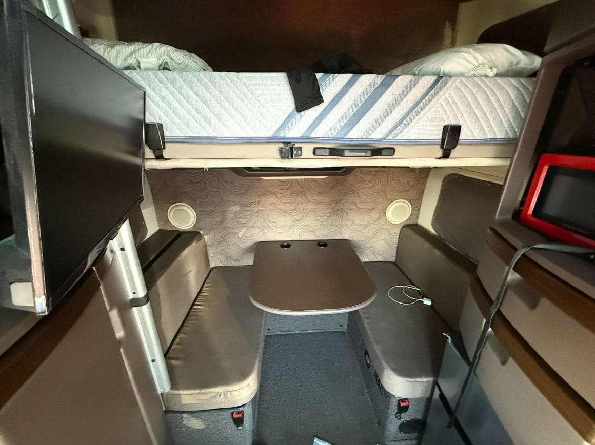 2017 Volvo VNL780 image 2