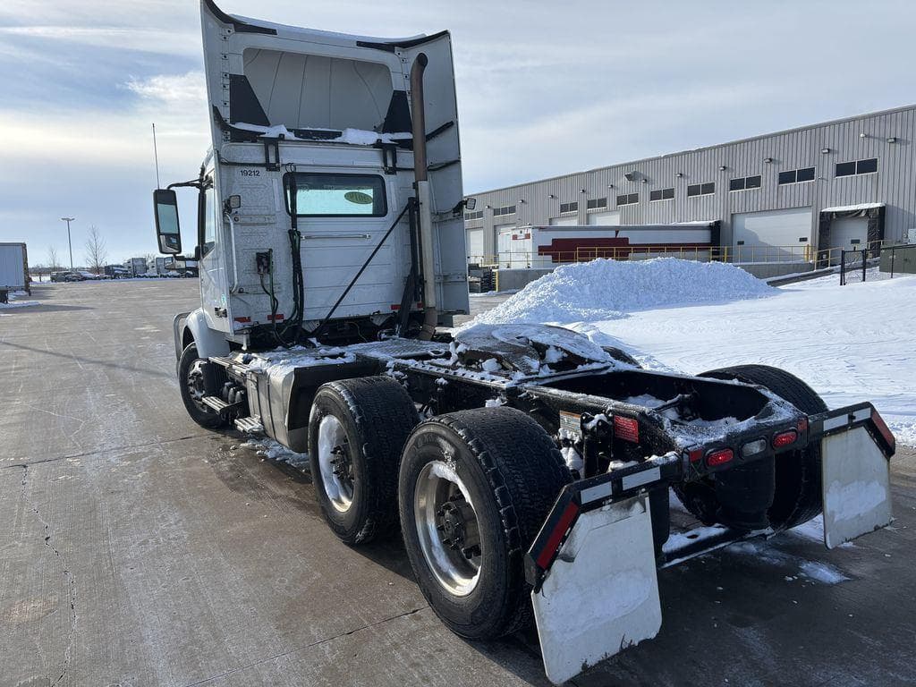 2019 Volvo VNR image 3