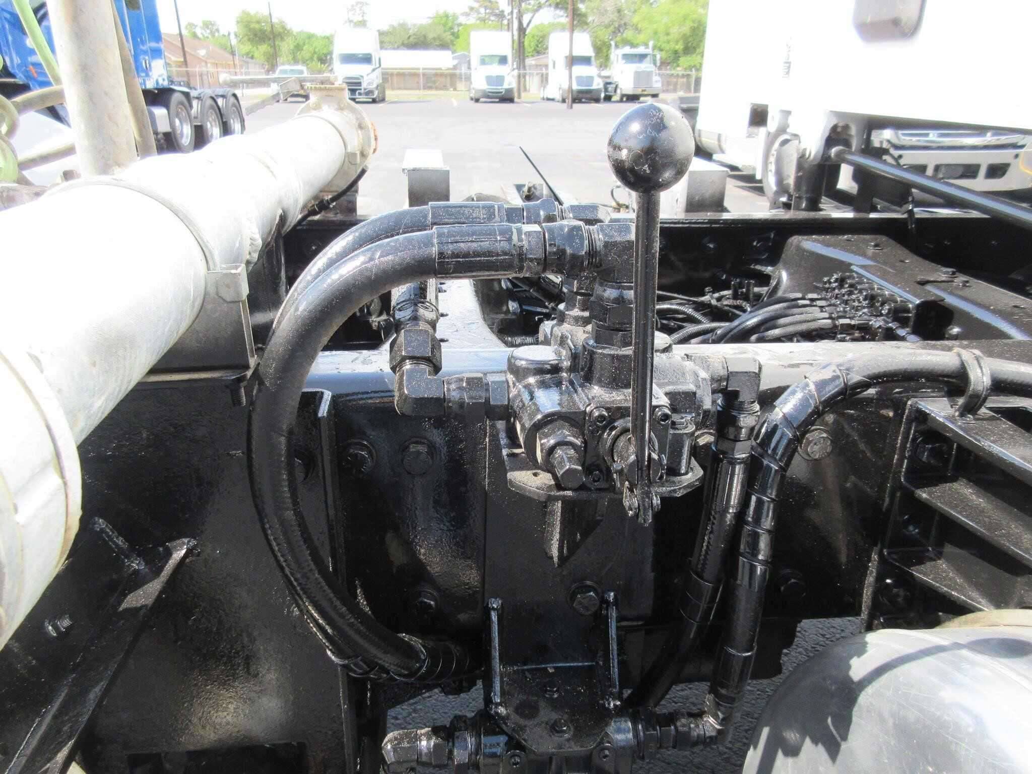 2019 Peterbilt 567 image 17