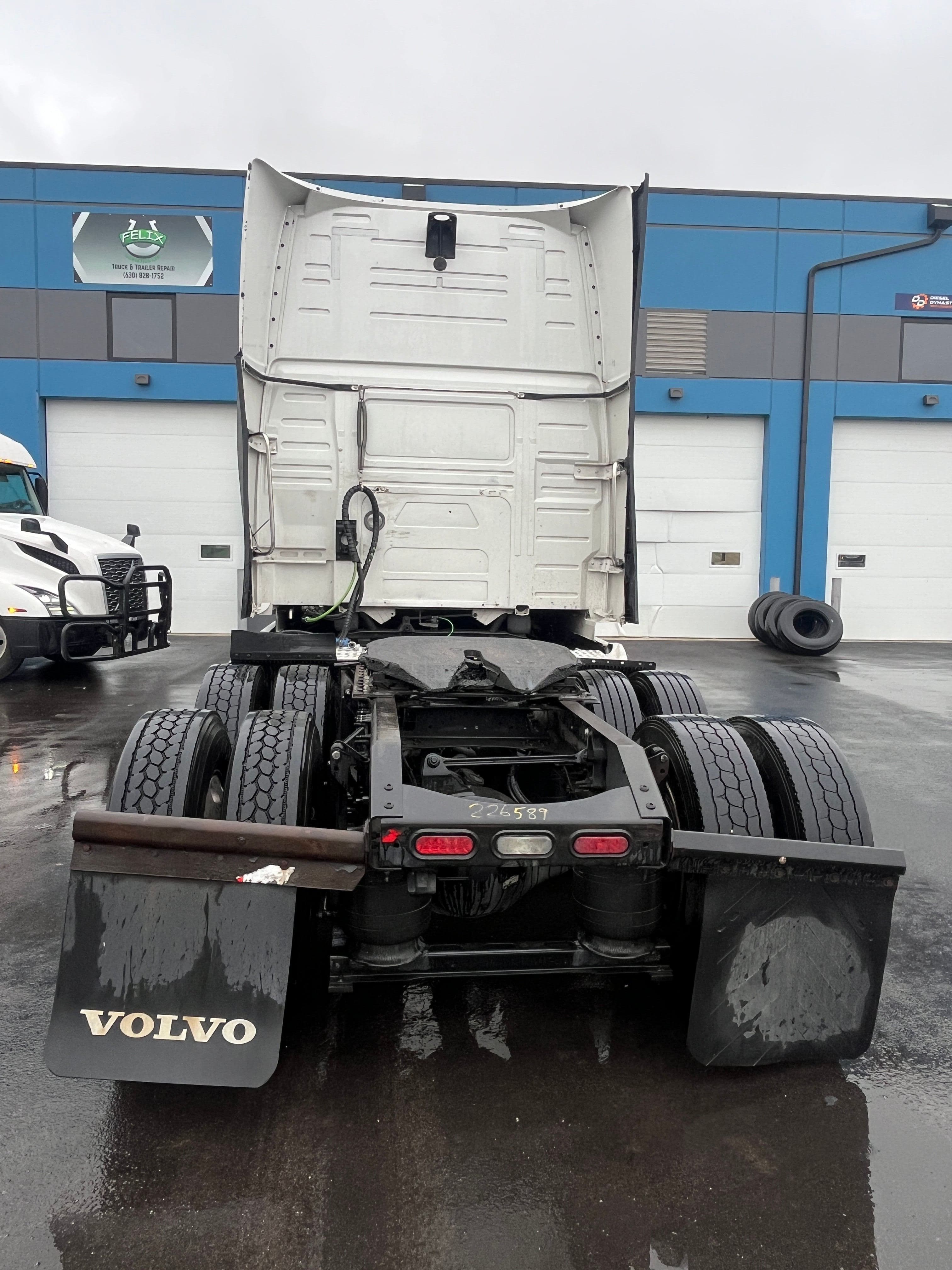 2020 Volvo VNL image 2