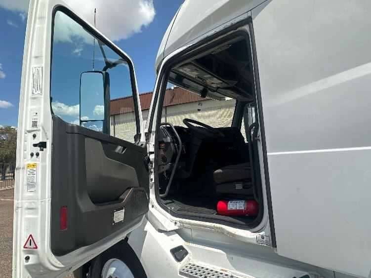 2023 Volvo VNL64760 image 5
