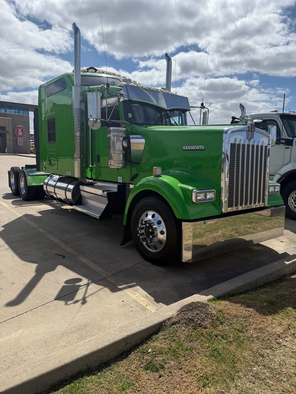 Used 2022 KENWORTH W900L image 1