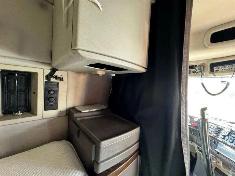 2012 Volvo VNL image 31