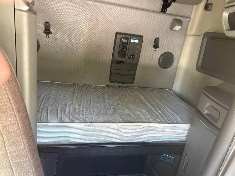 2022 Volvo VNL image 9