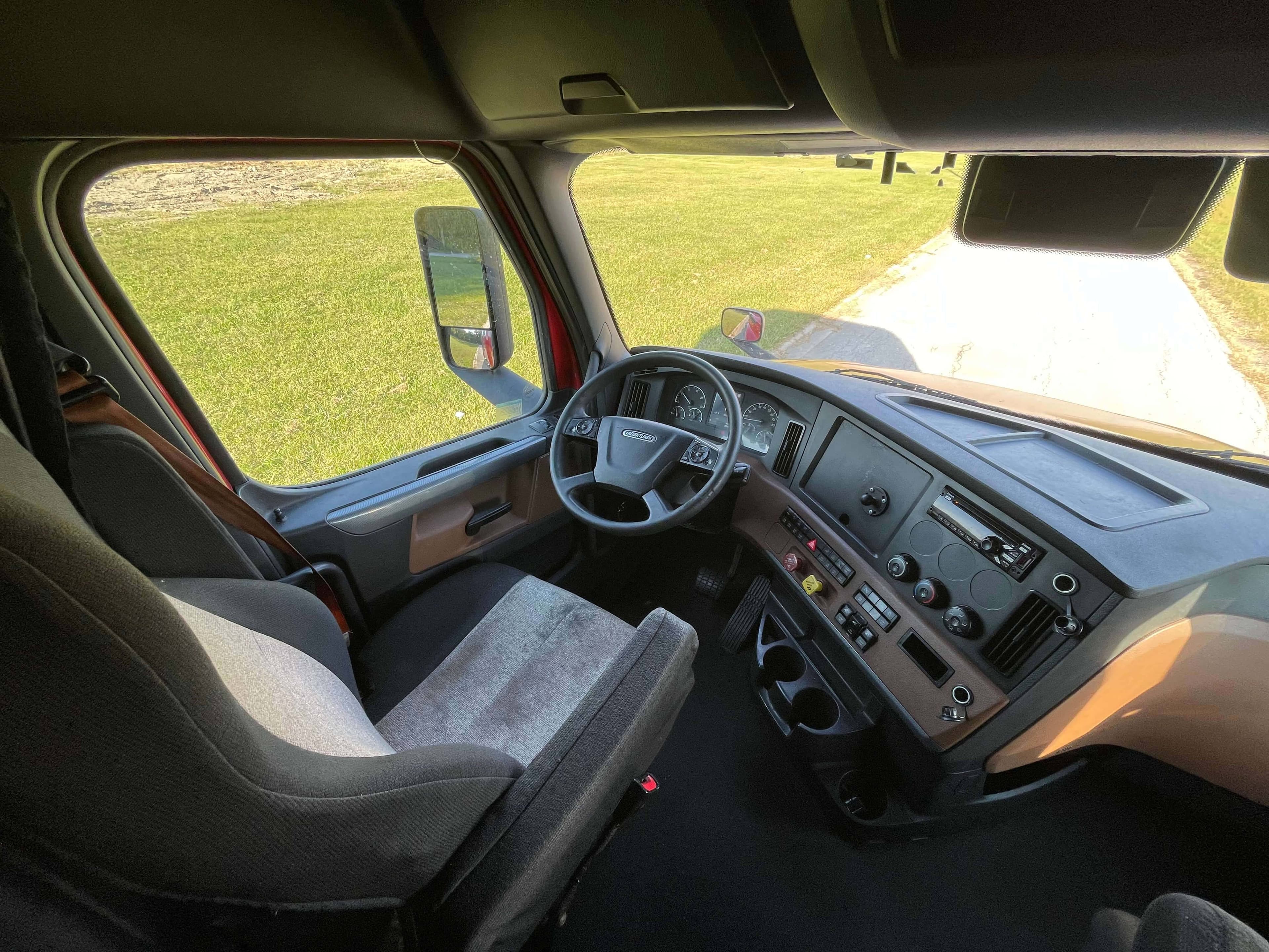 2021 Freightliner Cascadia 126 image 14